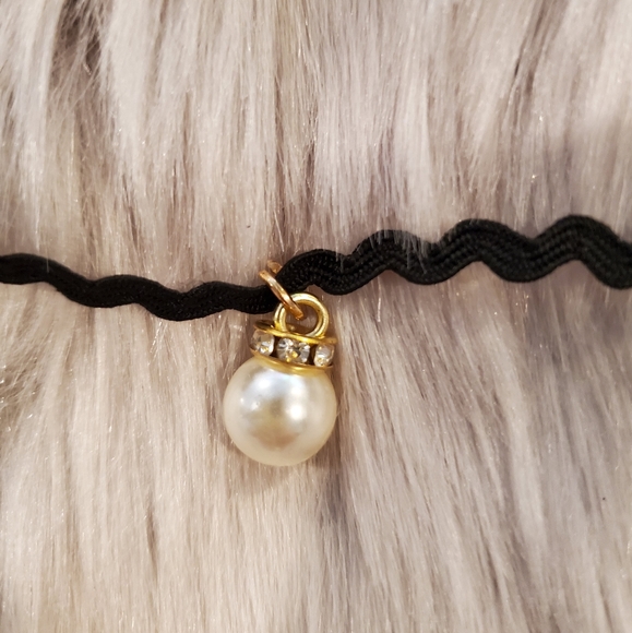 🖤Cute crystal and pearl suede choker - Picture 2 of 3